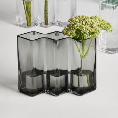 Row vase i grått munblåst glas